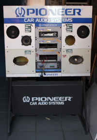 Présentoir Pioneer auto radios